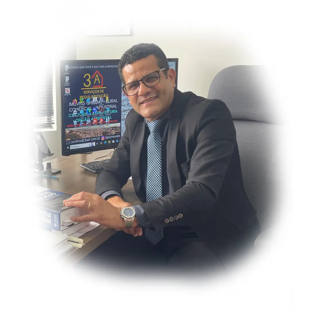 Advogado Itamar Andrade posando de forma profissional em ambiente de escritório